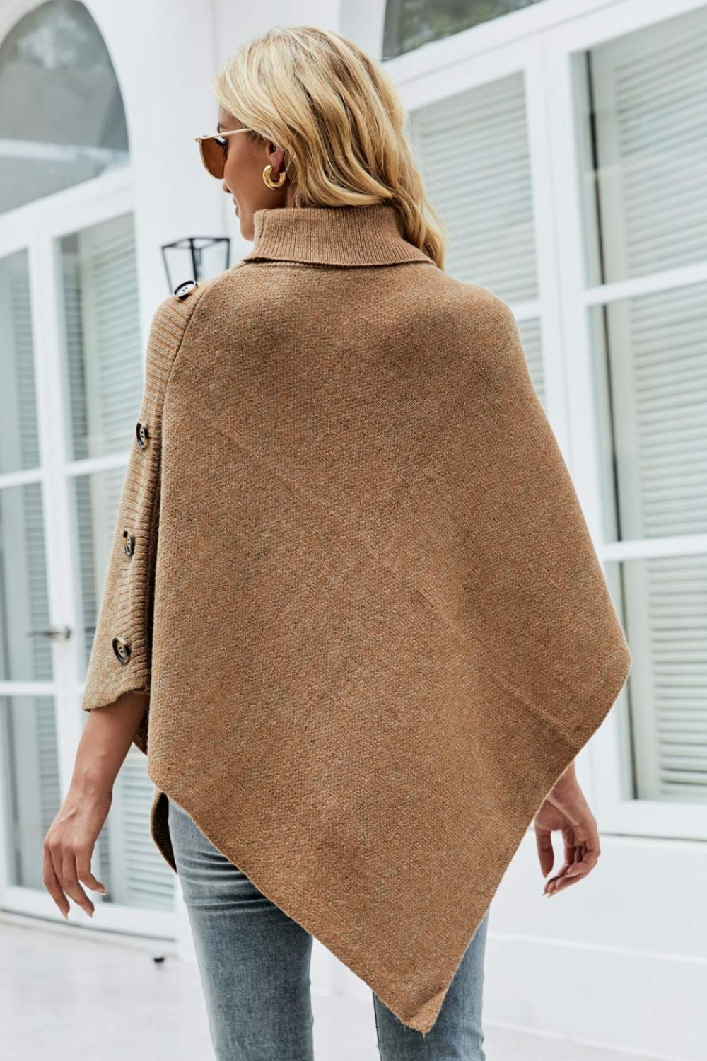 Poncho con botones y cuello alto